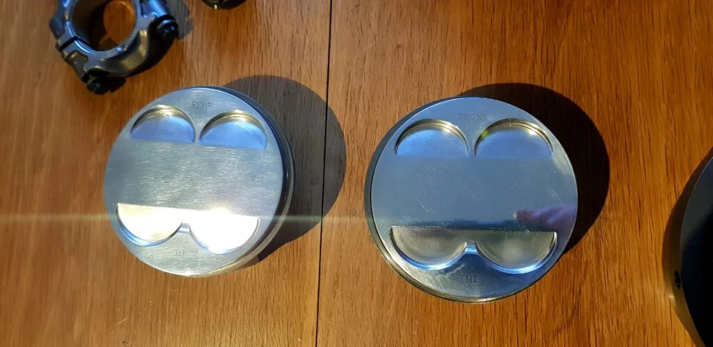 Orienter correctement ces pistons ( moteur Rotax V60 )
